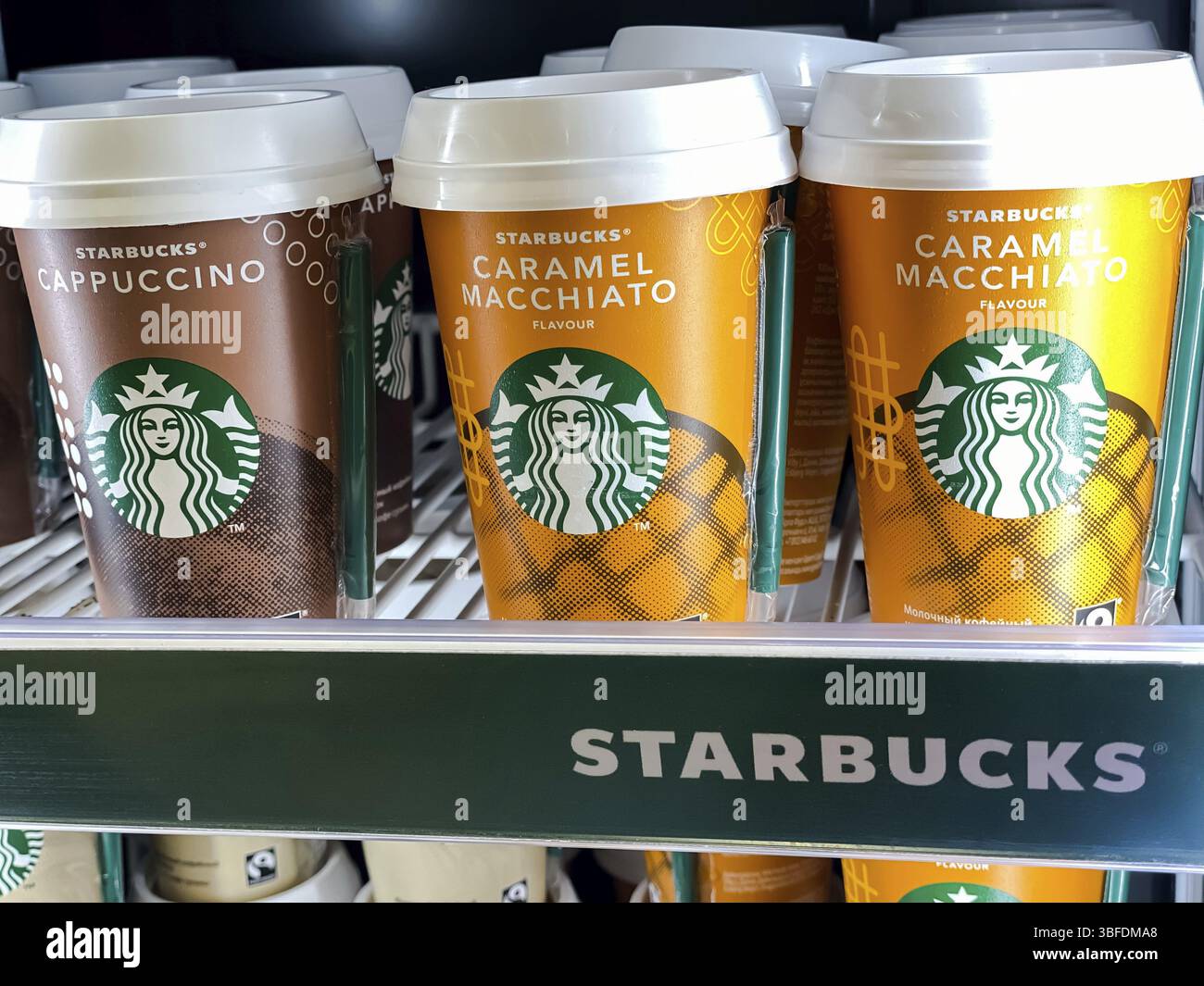 Starbucks Kaffeetassen Reihen sich bereit, in einem Supermarkt Kühlschrank Regal zu gehen. Mobile Fotografie. Moskau, Russland - 06. Februar 2020 Stockfoto