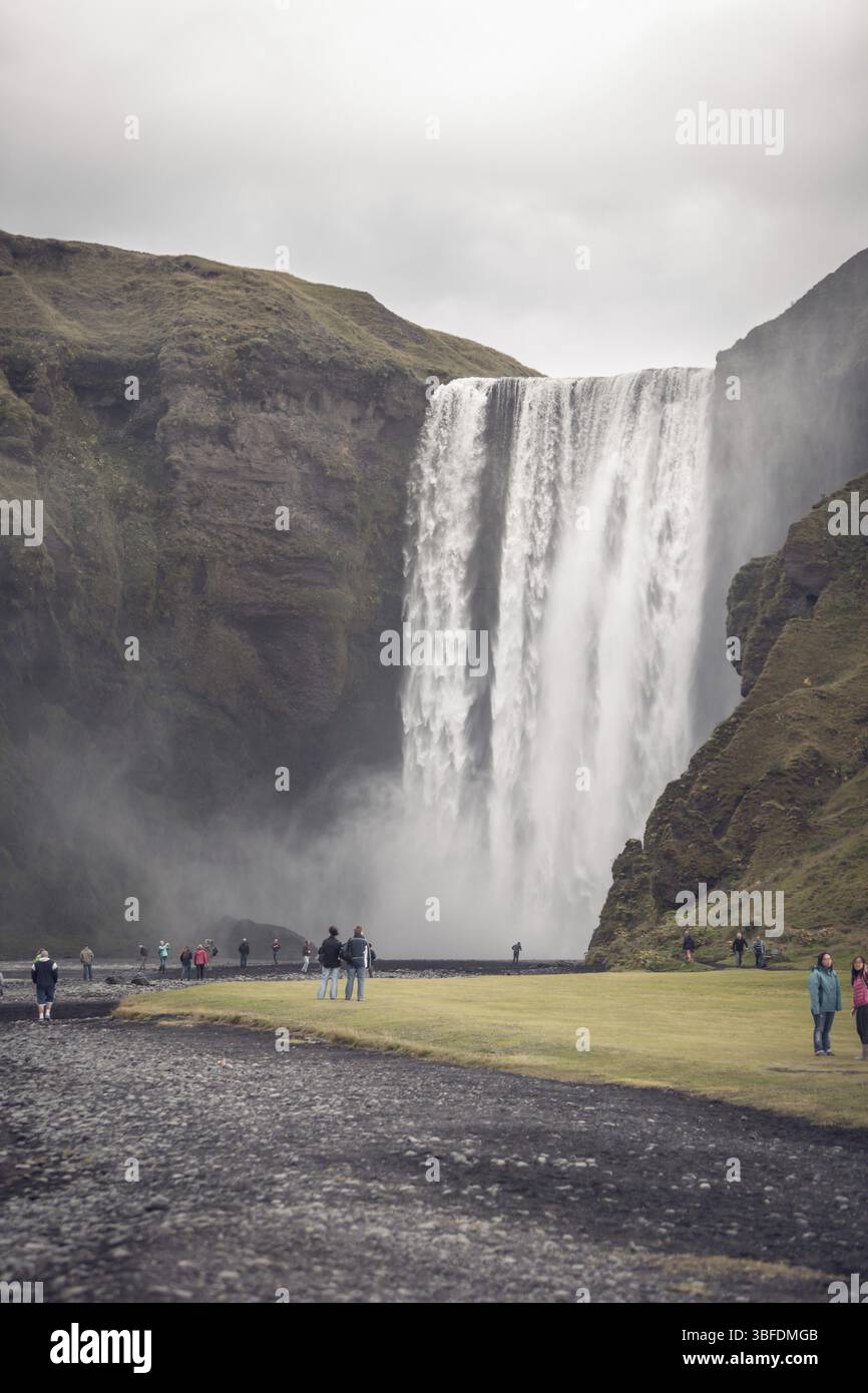 Skogafoss Wasserfall, südlichen Teil Islands, bei bedecktem Wetter Stockfoto