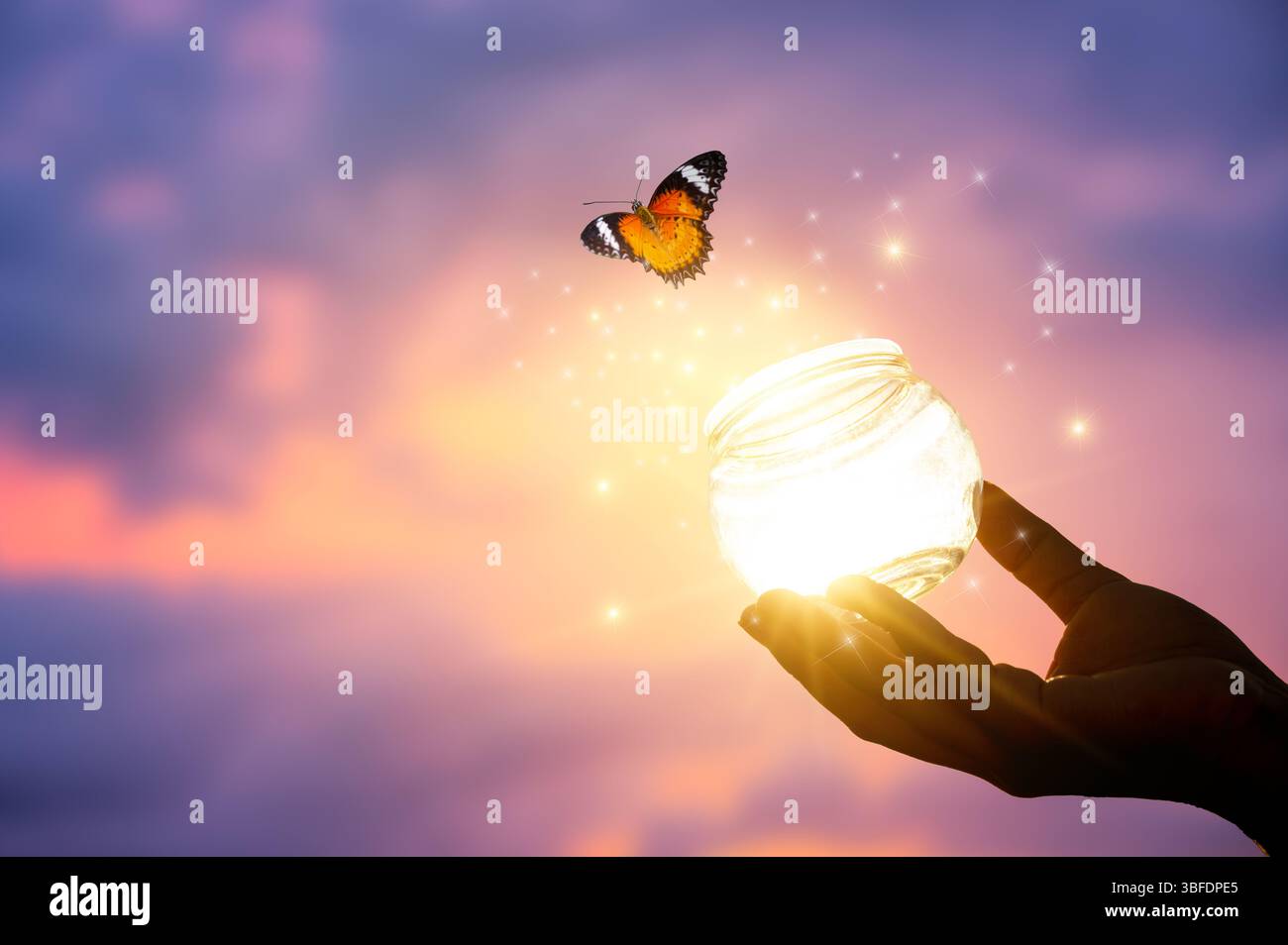 Fliegende Schmetterlinge und Hände auf abstraktem sonnigen natürlichen Hintergrund. Ende des Sommers Konzept. Freiheit. Begegnung mit Mensch und Natur. Harmonie, friedliche Atmosphäre Stockfoto