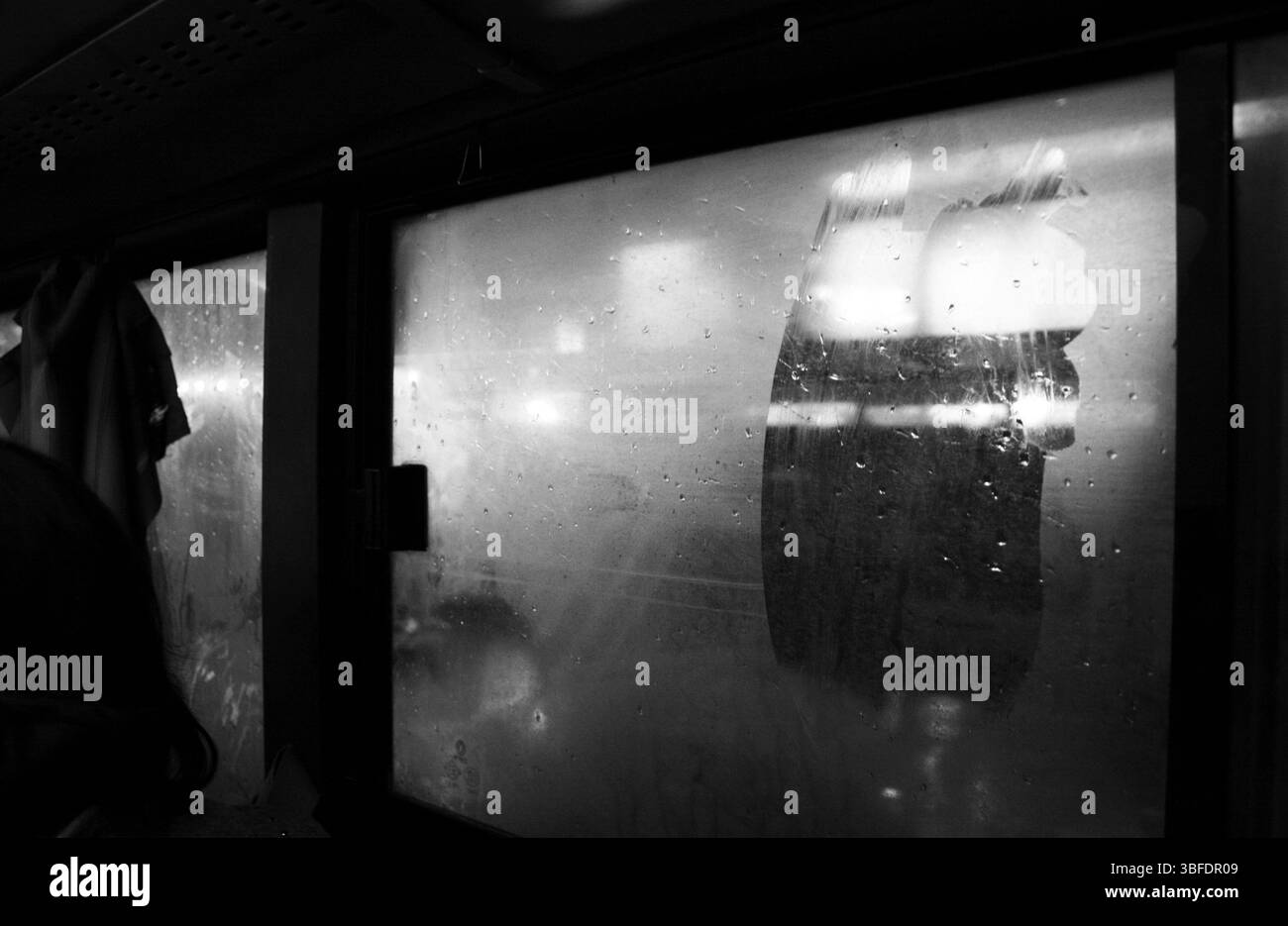 Winter regnerischer Bus Fensternebel in Chinesischer Stadt Stockfoto