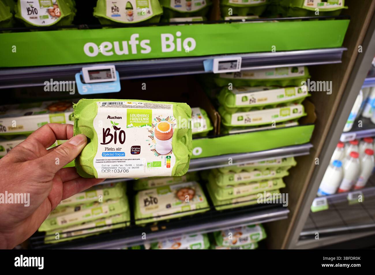 Bio-Label-Eier in einem französischen Supermarkt Stockfoto