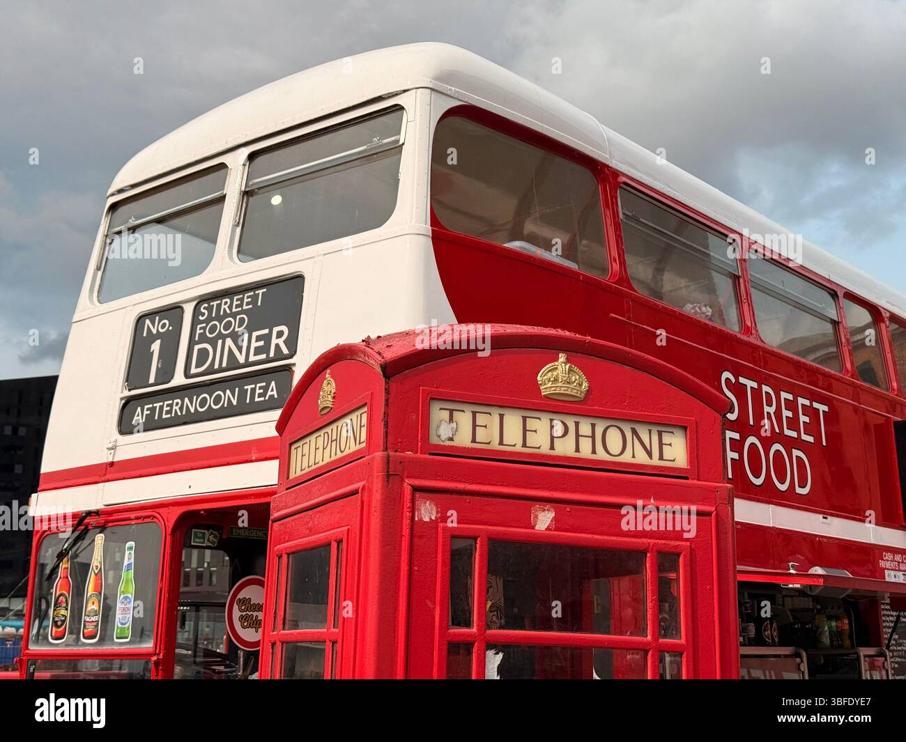 Der Bus wurde in einen Fast-Food-Kiosk und eine traditionelle rote Telefonbox am Albert Dock am Hafen von Liverpool umgewandelt Stockfoto