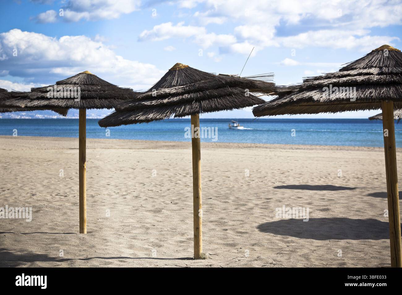 Linie an Sonnenschirmen auf Spanisch Sand Beach. Horizontalen Schuss Stockfoto