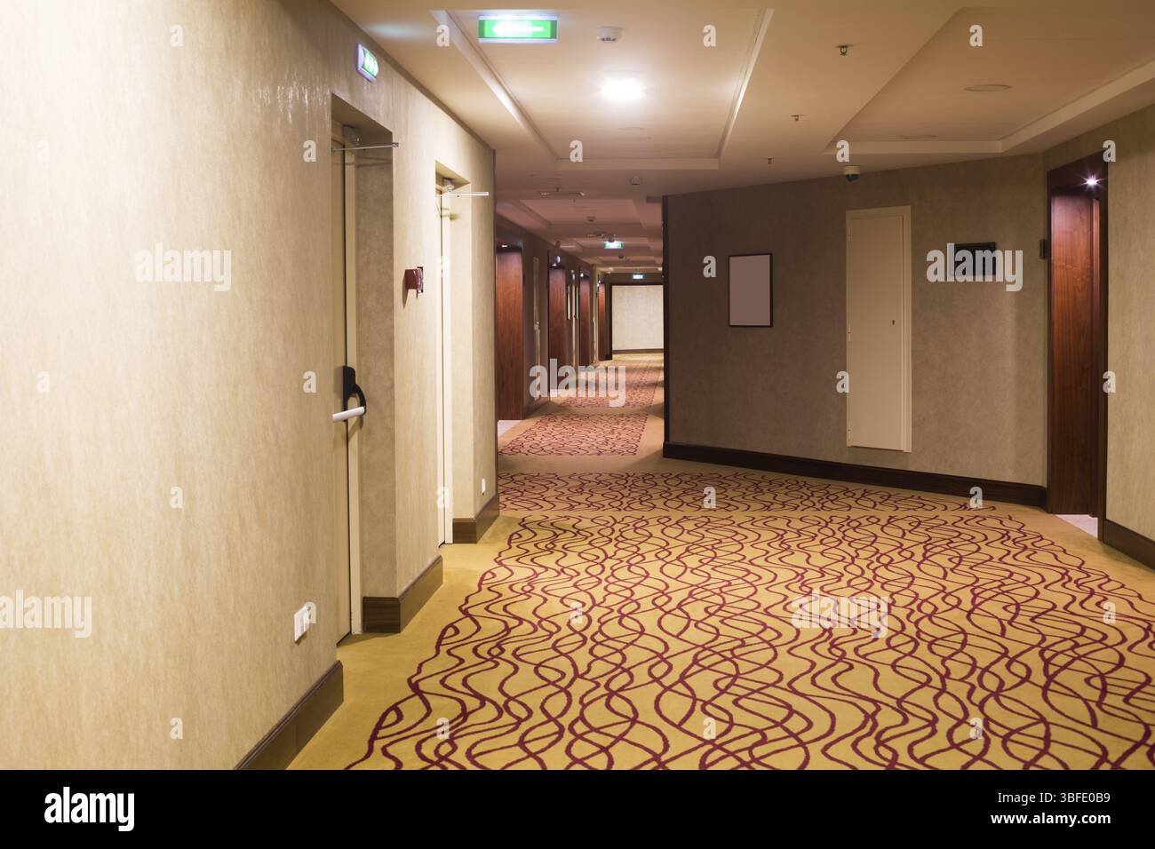 Schöner Hotelflur mit Teppich Stockfoto