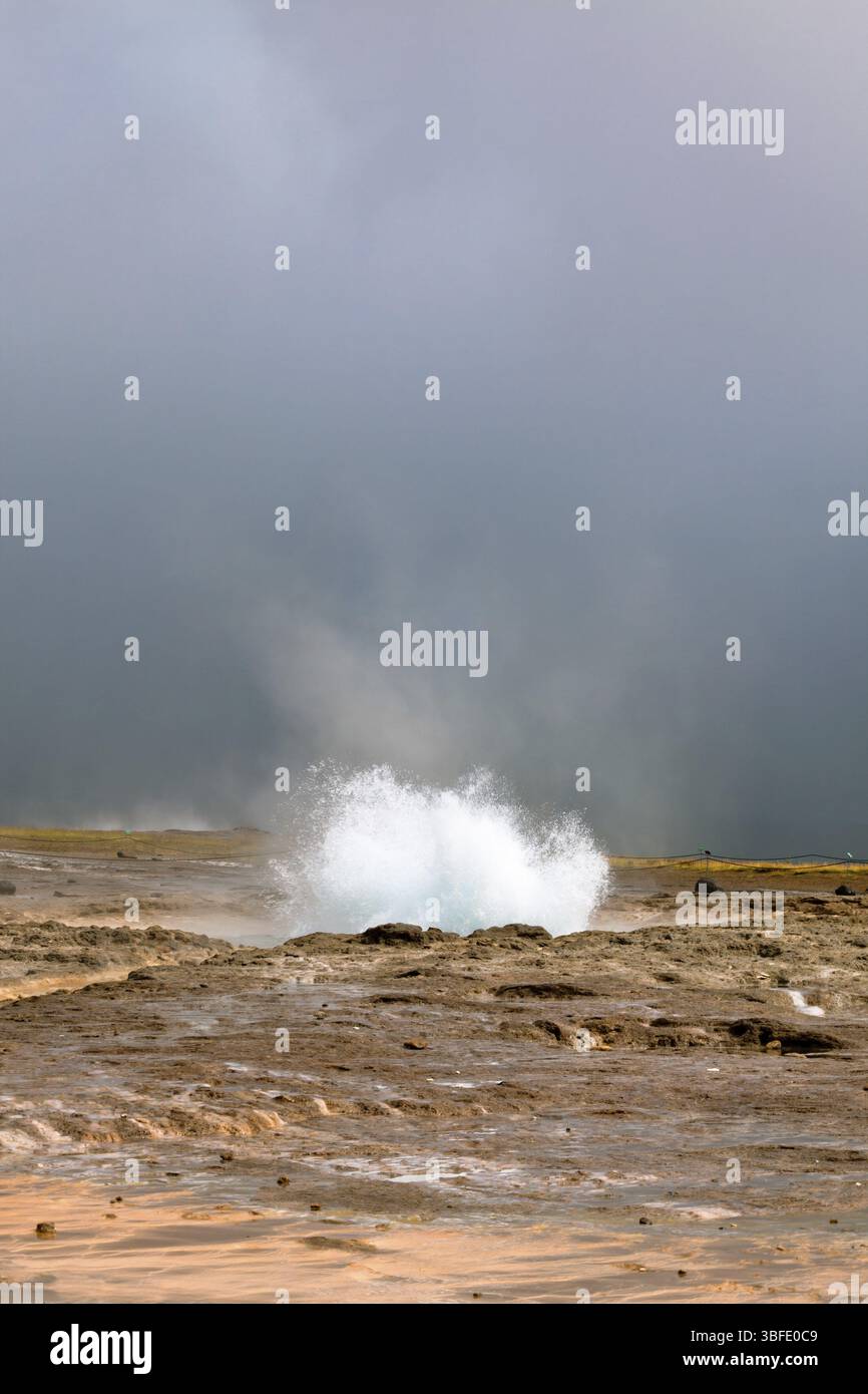 Island: Strokkur Geysir Ausbruch bei bedecktem Wetter Stockfoto