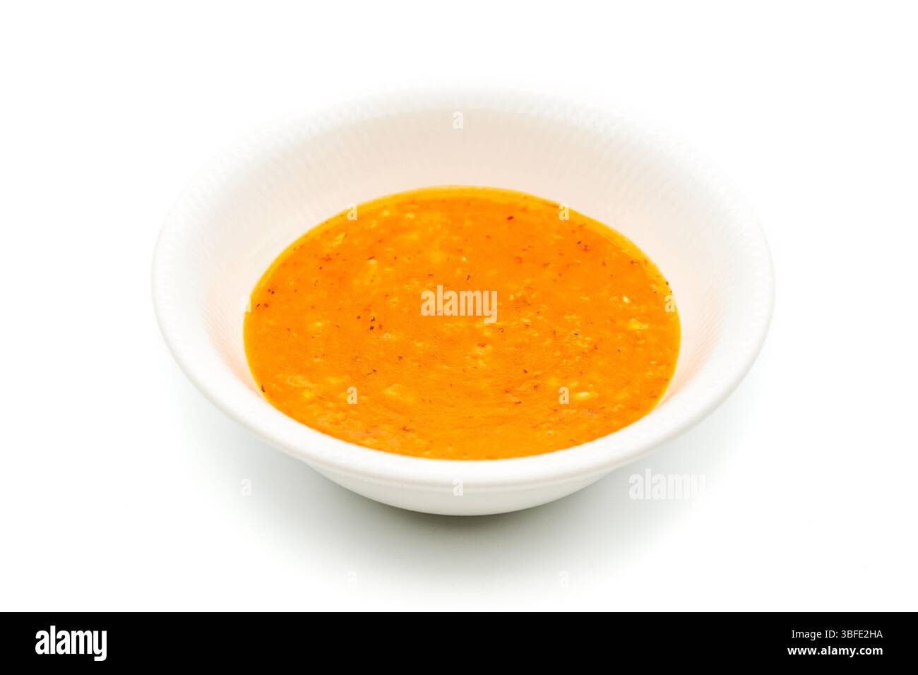 Ezogelin-Suppe auf weißem Porzellanteller, auf Holztisch Stockfoto