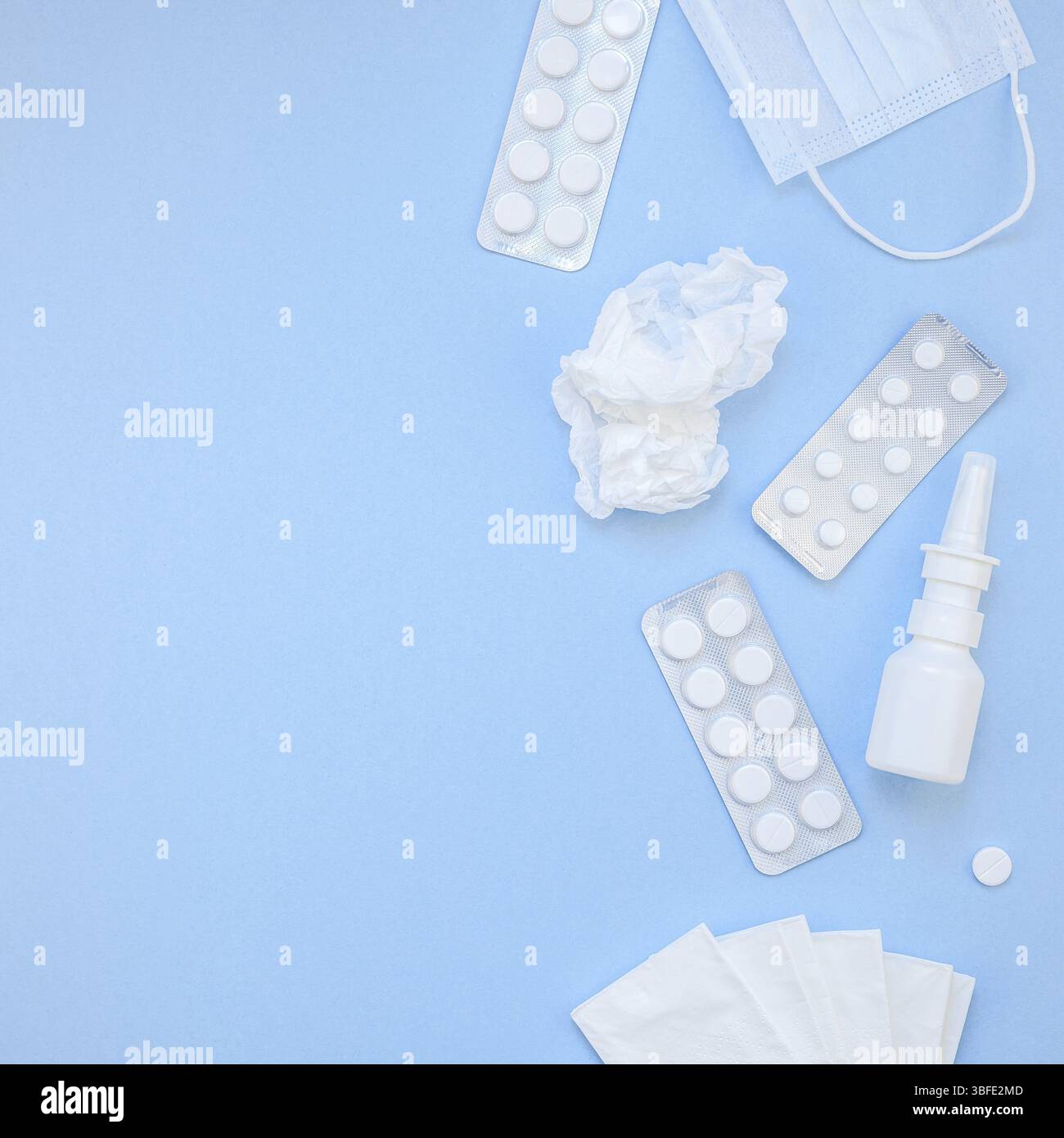 Kreative flach Konzept der saisonale Frühling Allergie mit Servietten, Pillen, Gesichtsmaske und Tropfen in einer Flasche mit Kopie Raum quadratische Hintergrund minimale st- Stockfoto