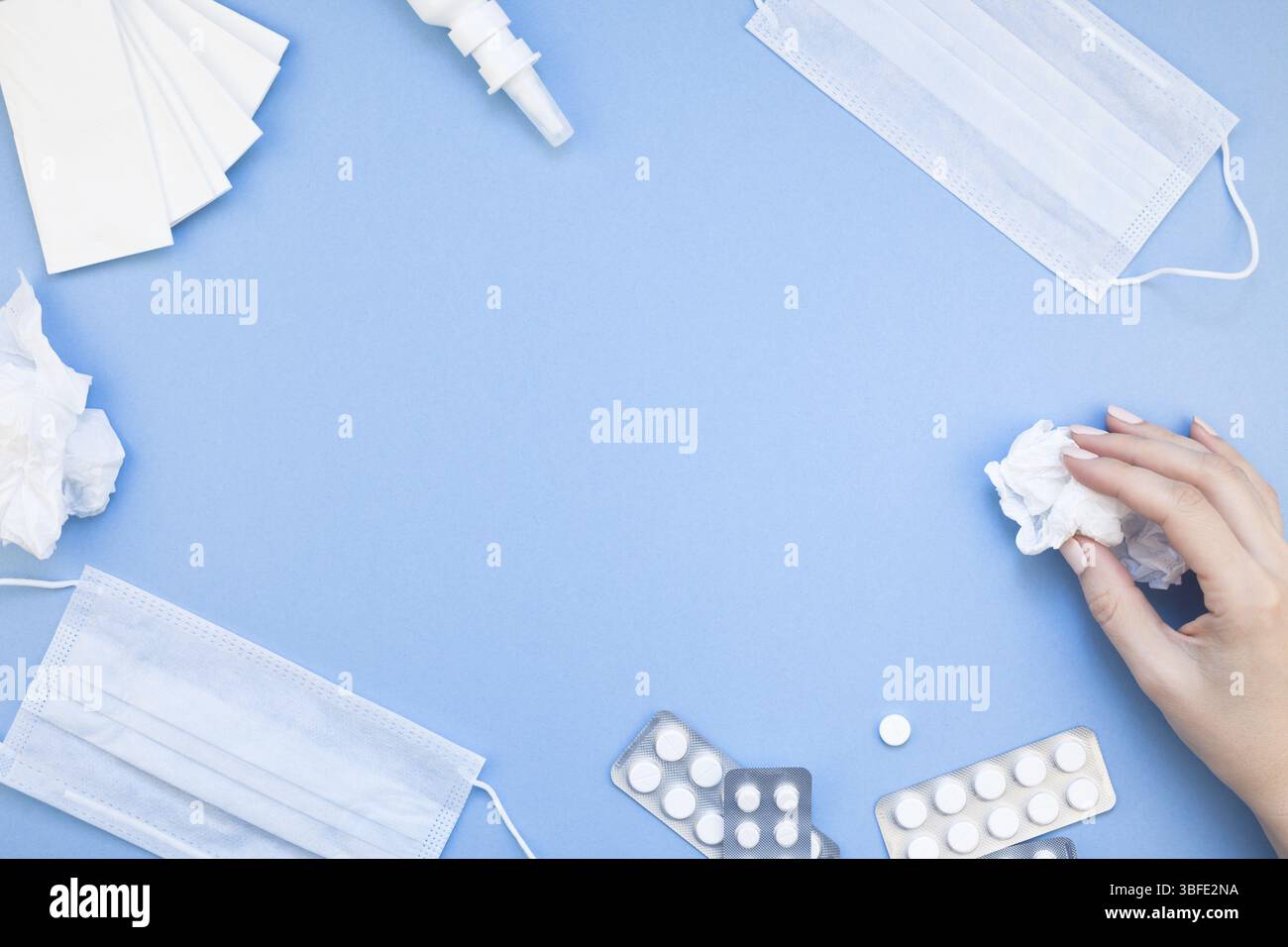 Kreative flach Konzept der saisonale Frühling Allergie mit Servietten, Pillen, Gesichtsmaske, Tropfen in einer Flasche und eine weibliche Hand mit Kopie Raum Hintergrund mi Stockfoto