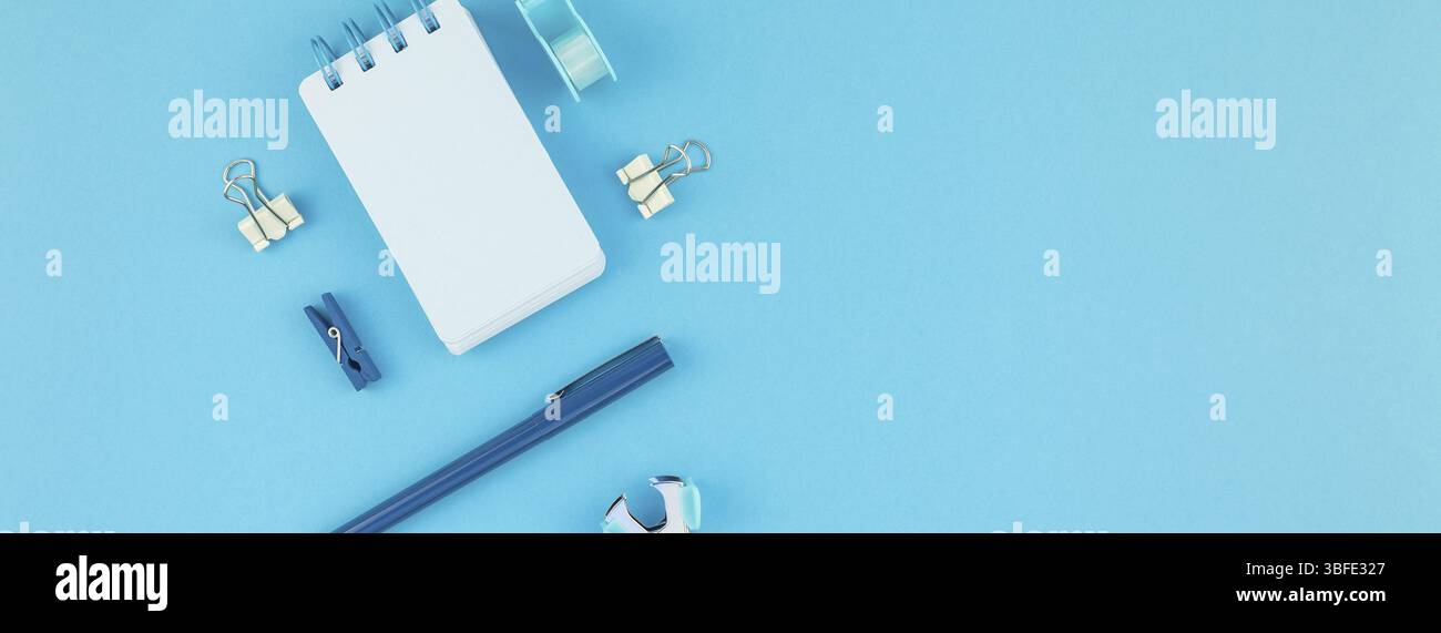 Ansicht von oben knolling Flachbild von Arbeitsbereich Schreibtisch Schul- und Büromaterial lag mit Kopie Raum türkis blau Papier Hintergrund minimal Style. Lange breite Stockfoto