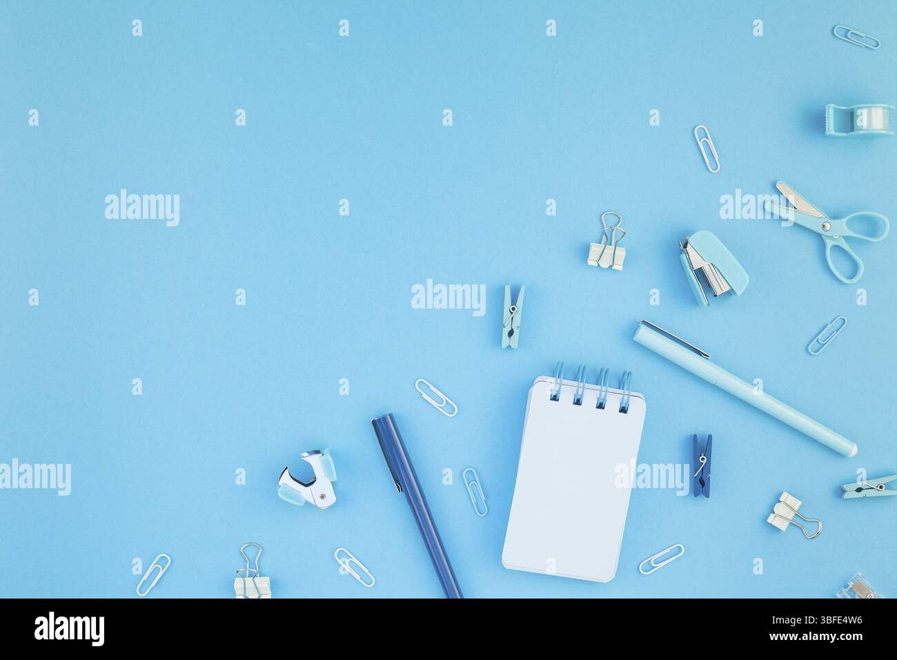 Ansicht von oben flach von Arbeitsbereich Schreibtisch gestalteten Design Schul- und Büromaterial mit Kopie Raum türkis blau Papier Hintergrund minimal Style. Temp. Stockfoto
