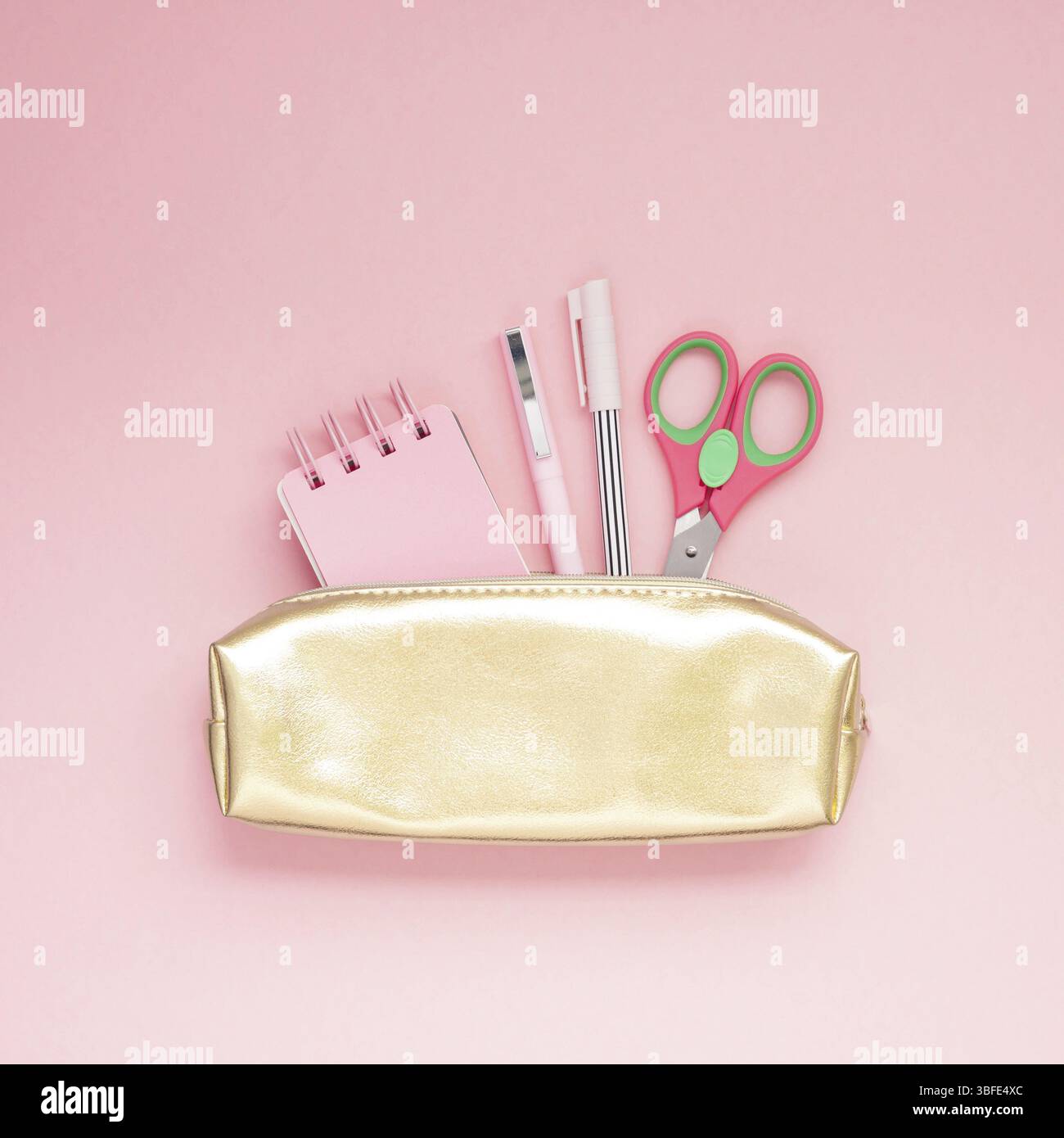 Ansicht von oben flach von Golden Girl school Fall mit Büromaterial mit Kopie Raum tausendjährigen rosa Farbe Papier Hintergrund minimal Style. Vorlage für f Stockfoto