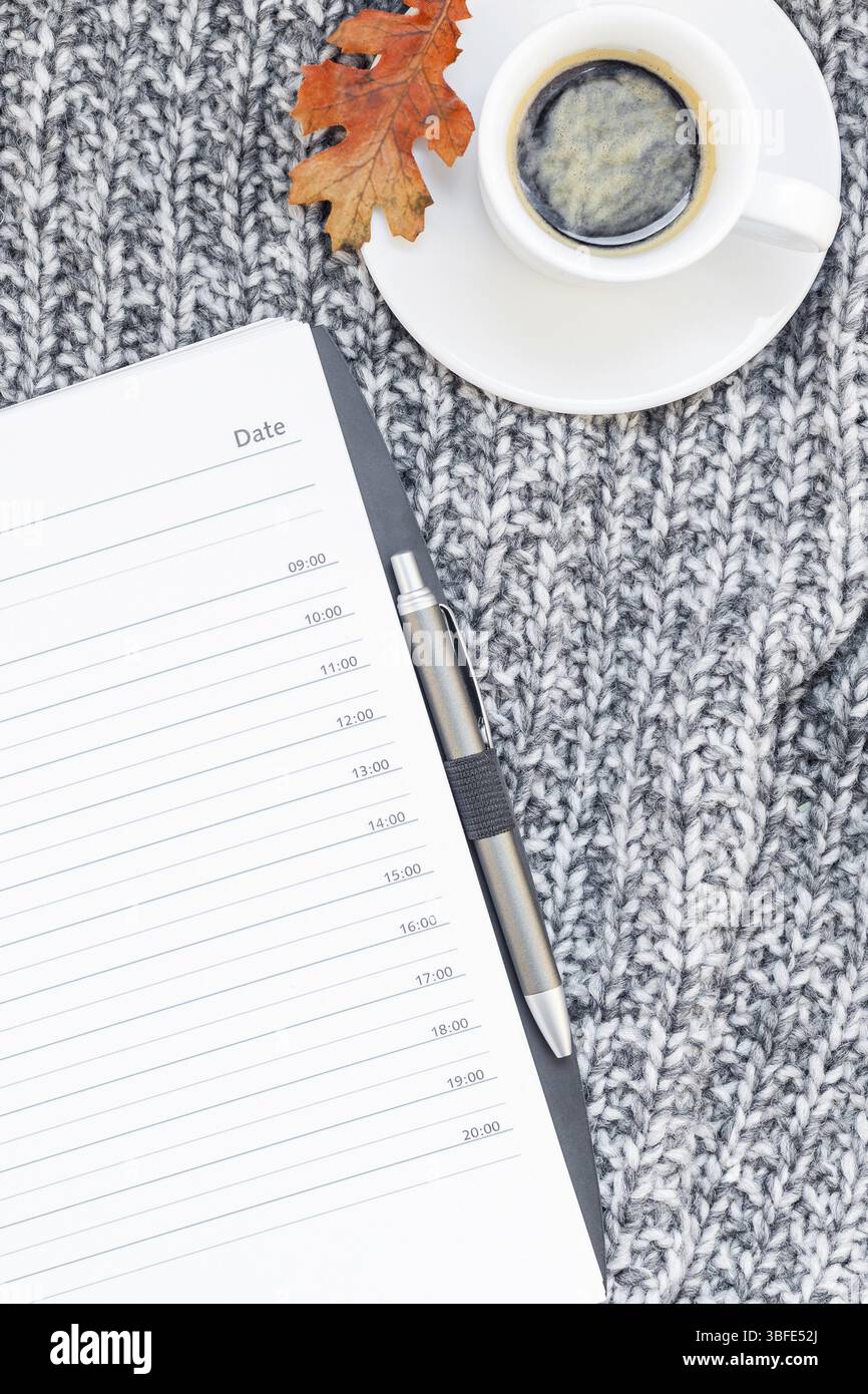 Kreative Herbst flach overhead Draufsicht stilvolle Home Arbeitsbereich mit Planer organizer Kaffeetasse gemütlichen grau gestrickt plaid Background Copy space. Fal Stockfoto