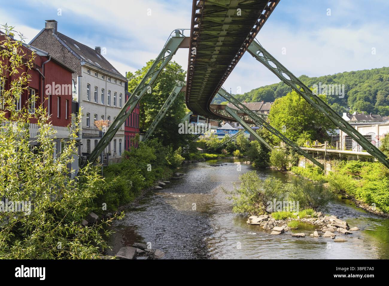 Die Wuppertaler Schwebebahn führt durch einen historischen Stadtteil in der Nähe der Haltestelle Robert-Daum-Platz in Wuppertal, Deutschland, Europa Stockfoto