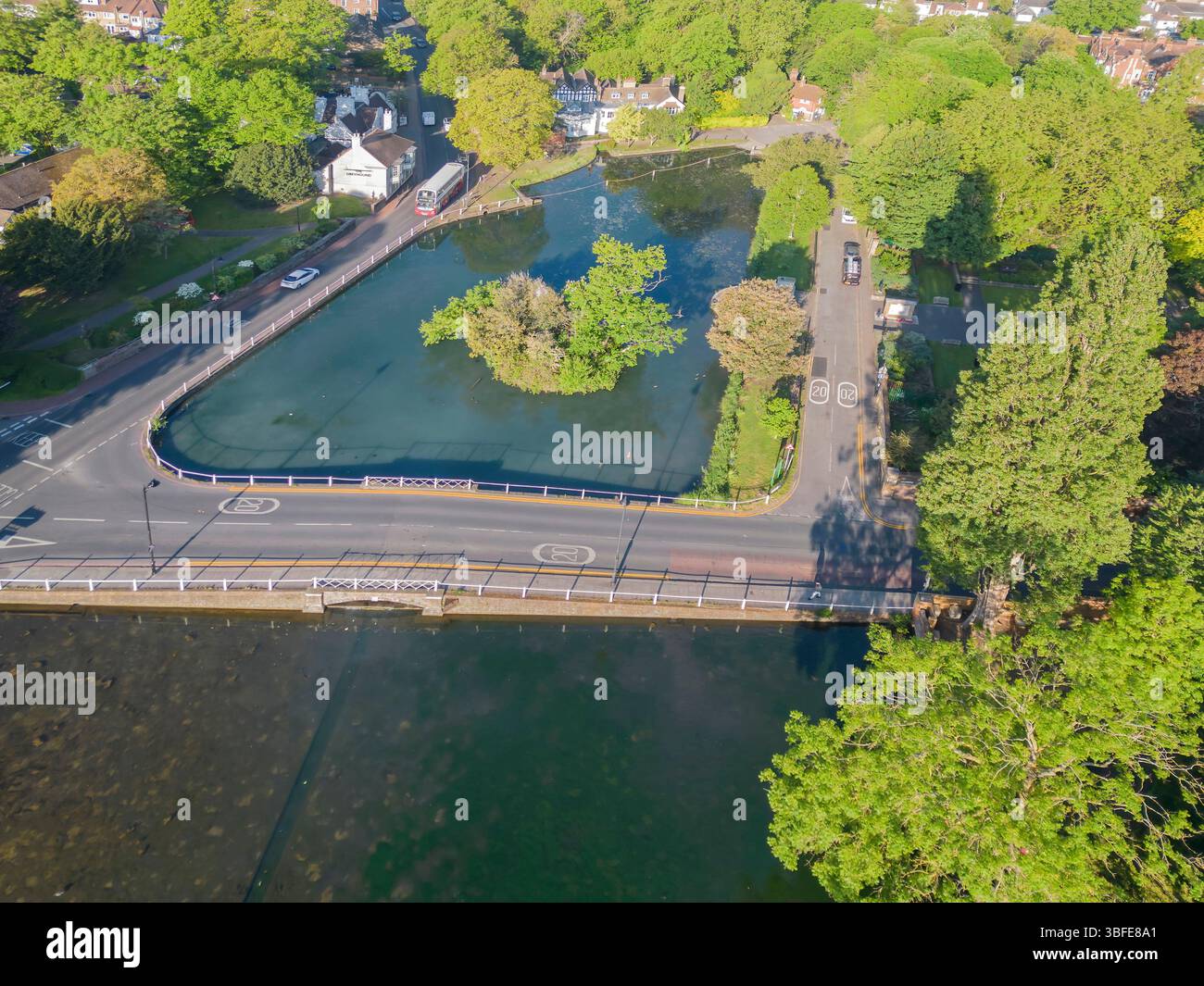 Aus der Vogelperspektive der Carshalton-Teiche, die von einer natürlichen Quelle gespeist werden, im Zentrum des alten Carshalton im londoner Stadtteil sutton Stockfoto