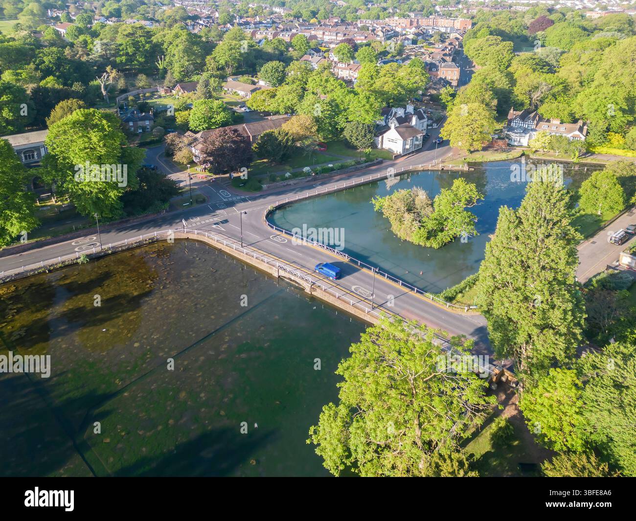Aus der Vogelperspektive der Carshalton-Teiche, die von einer natürlichen Quelle gespeist werden, im Zentrum des alten Carshalton im londoner Stadtteil sutton Stockfoto