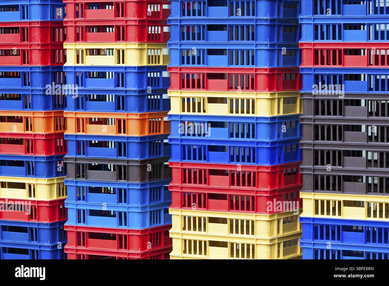 Helle Farbe Kunststoffbehälter Pfähle. Horizontalen Schuss Stockfoto