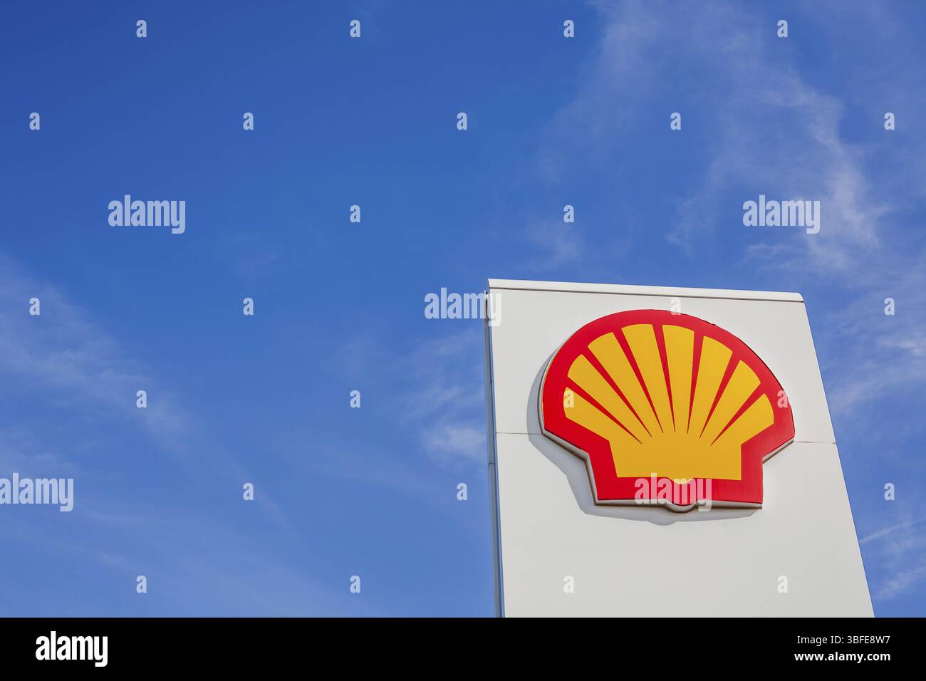 LYON, FRANKREICH - 26. FEBRUAR 2019: Royal Dutch Shell plc, britisch-niederländisches Öl- und Gasunternehmen-Logo auf seiner Tankstelle in Lyon, Frankreich, auf blauem Himmel Stockfoto