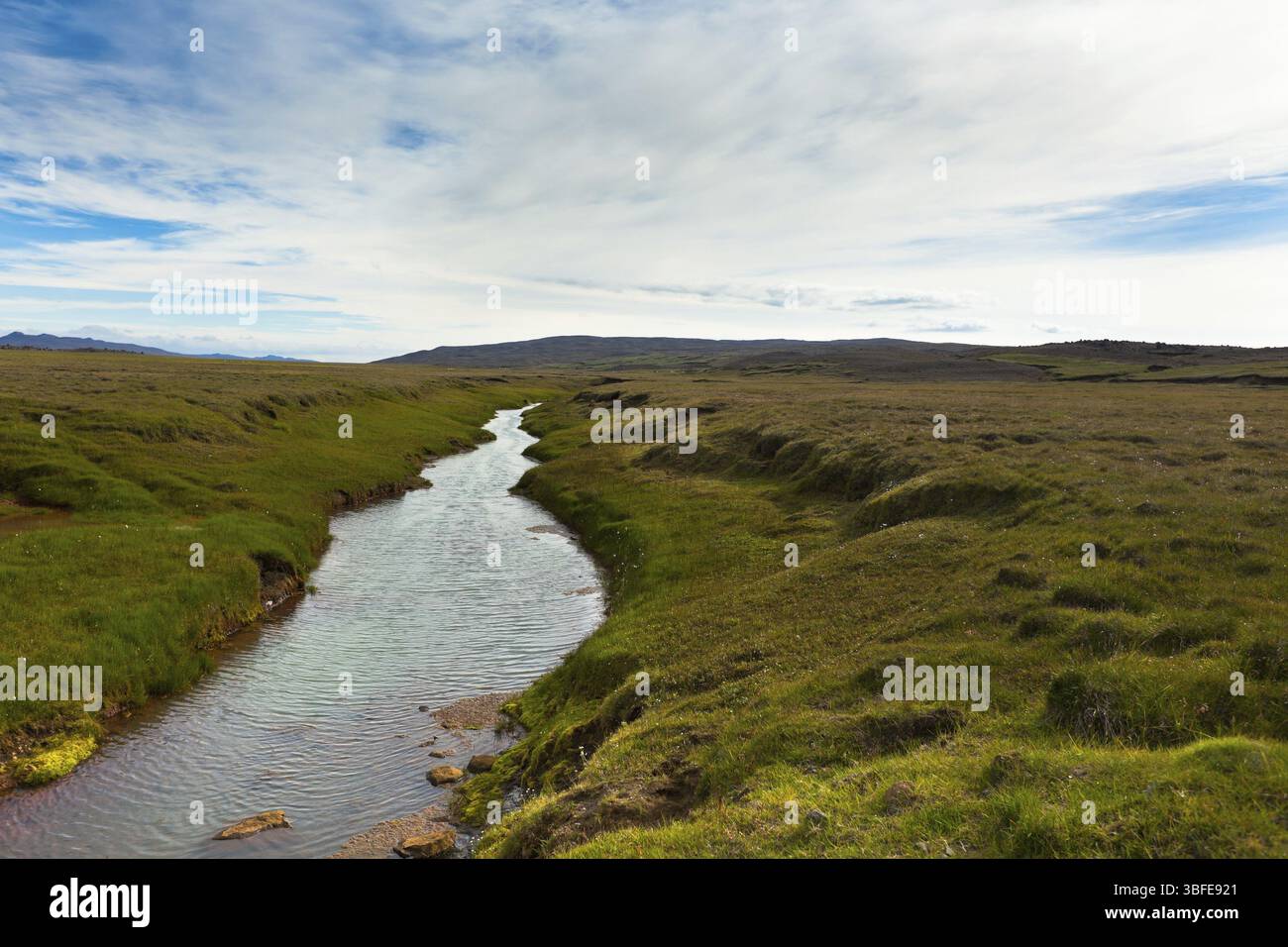 Summer Island Landschaft mit Fluss, grüne Wiesen und strahlend blauer Himmel Stockfoto