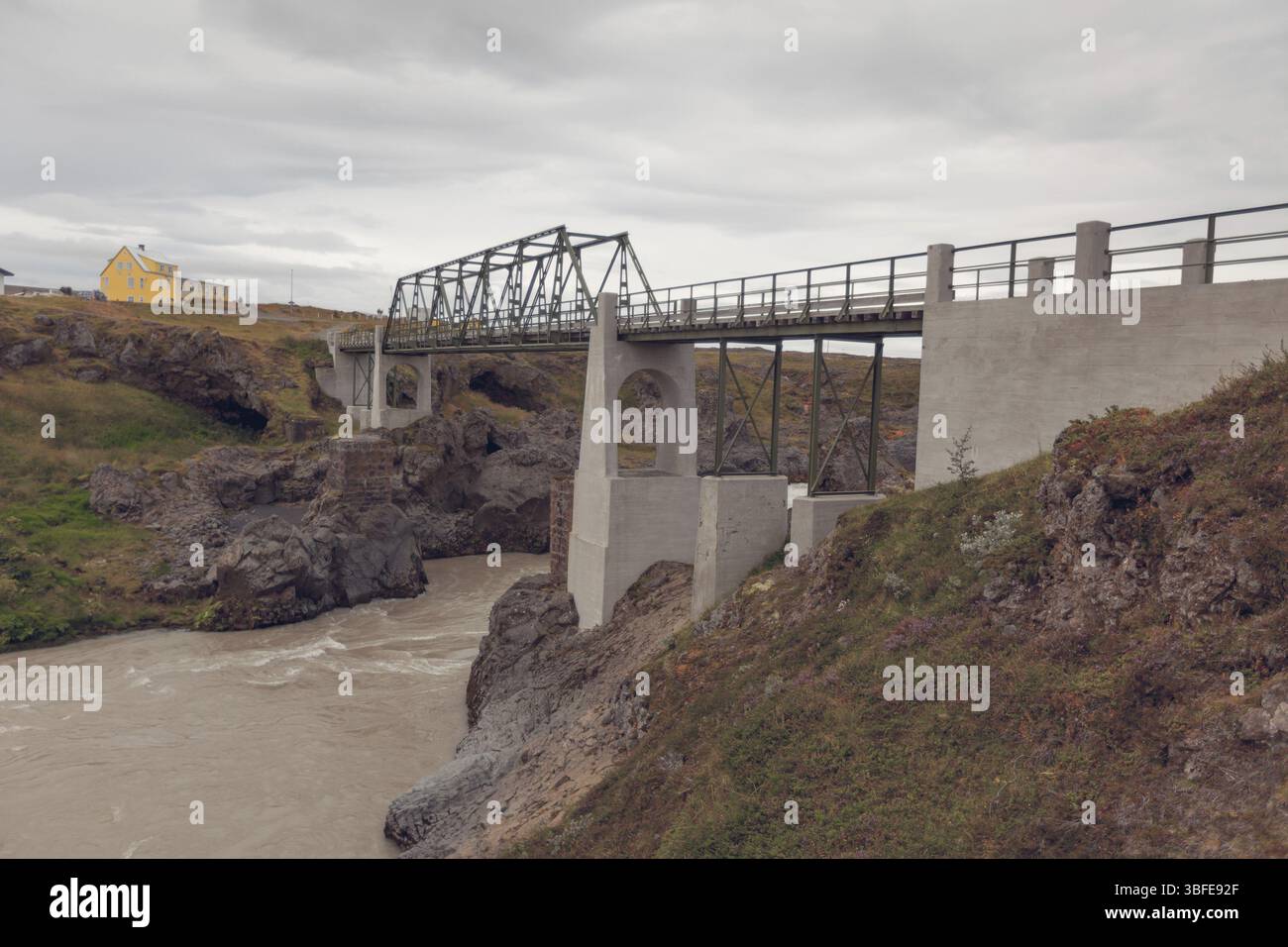 Brücke über den Skjalfandafljot Fluss in Island. Düsterer Bewölkung Stockfoto