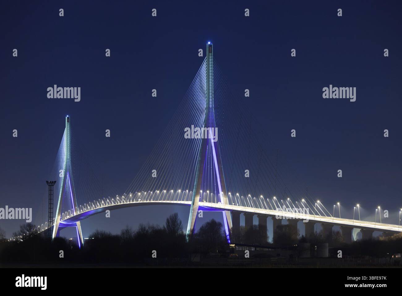 Blick auf die Normandie-Brücke bei Nacht (Pont de Normandie, Frankreich). Horizontale Aufnahme Stockfoto