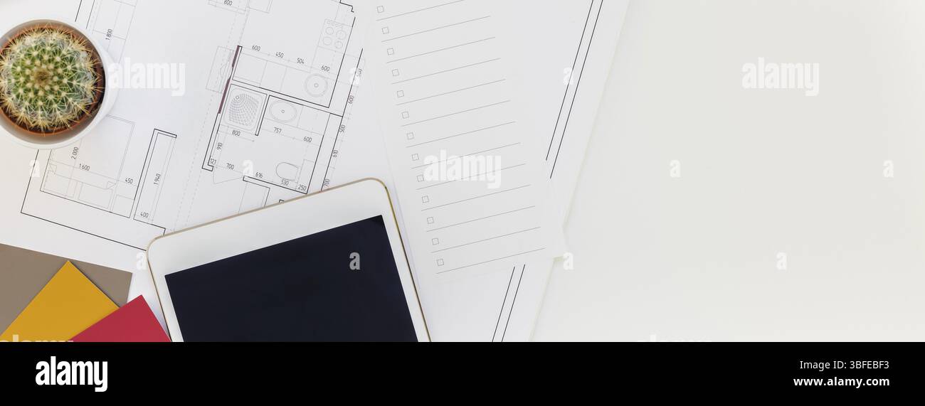 Kreative flach Lange breite Banner oben Blueprints architektonischen Flachbild Projektplan Bürobedarf Dekorateur weißer Tisch Arbeitsbereich mit Muster t Stockfoto