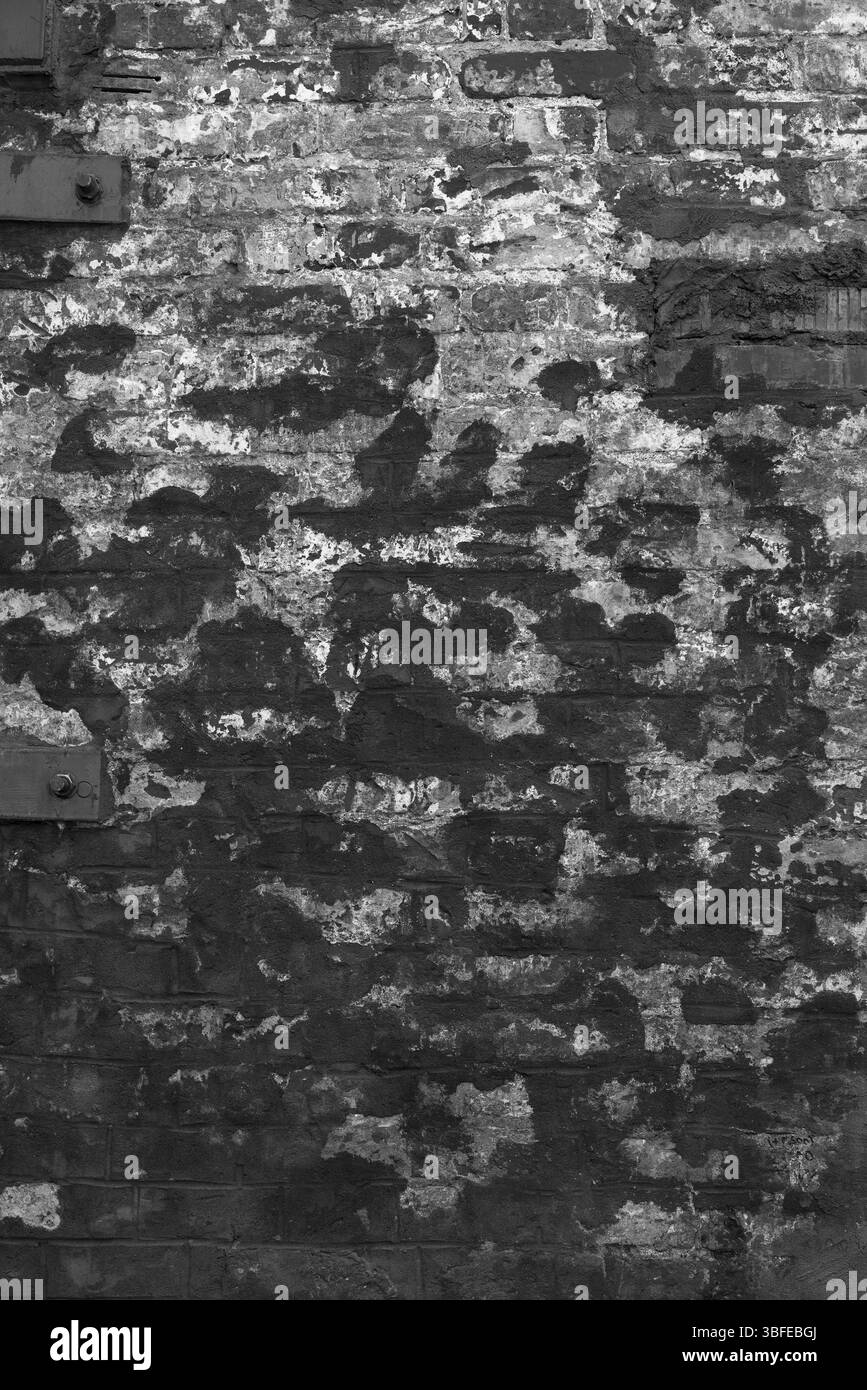 Der Hintergrund der alten schwarzen Backsteinmauer für Design-Innenräume und verschiedene Szenen oder als Hintergrund für Video-Interviews Stockfoto