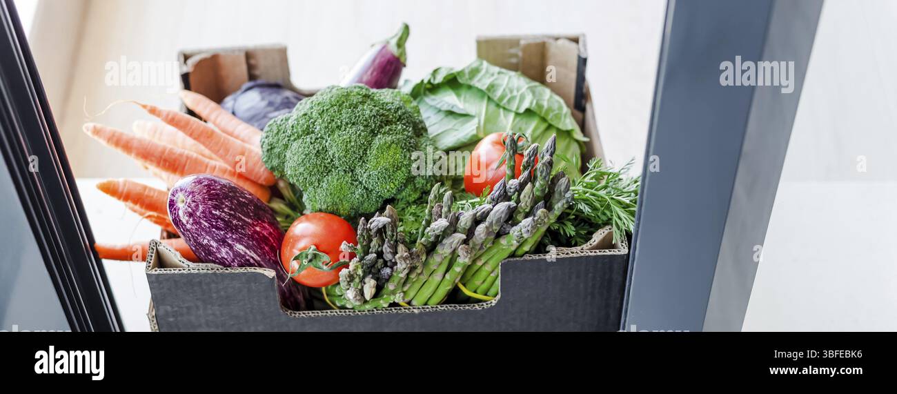 Frisches Bio-Gemüse und Gemüse sicher kontaktlose Lieferung während Coronavirus Covid-19 Pandemie Ausbruch. Box mit lokalen Bauern Lebensmittel liefern Stockfoto