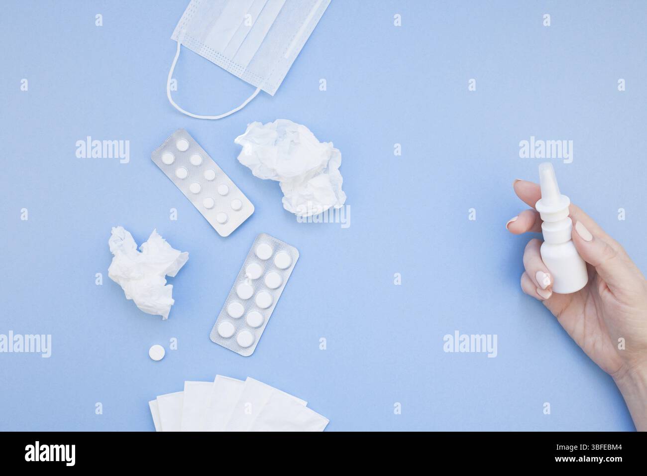 Kreative flach Konzept der saisonale Frühling Allergie mit Servietten, Pillen, Gesichtsmaske, Tropfen in einer Flasche und eine weibliche Hand mit Kopie Raum Hintergrund mi Stockfoto
