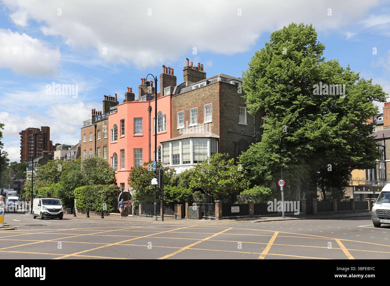 Häuser am Chayne Walk, Chelsea, London, Großbritannien. Eine berühmte exklusive Wohnstraße neben der Themse. Kreuzung mit Beaufort Street. Stockfoto