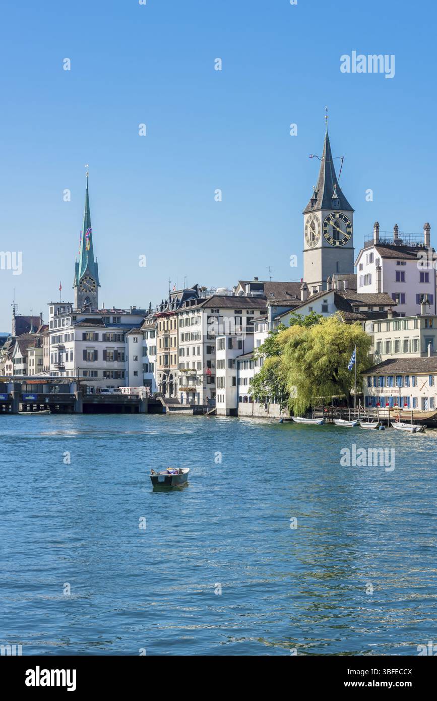 SCHWEIZ, ZÜRICH - 22. AUGUST: Blick auf das historische Stadtzentrum von Zürich mit den berühmten St. Peter- und Fraumunster-Kirchen, der Limmat und dem Zürichsee auf A Stockfoto
