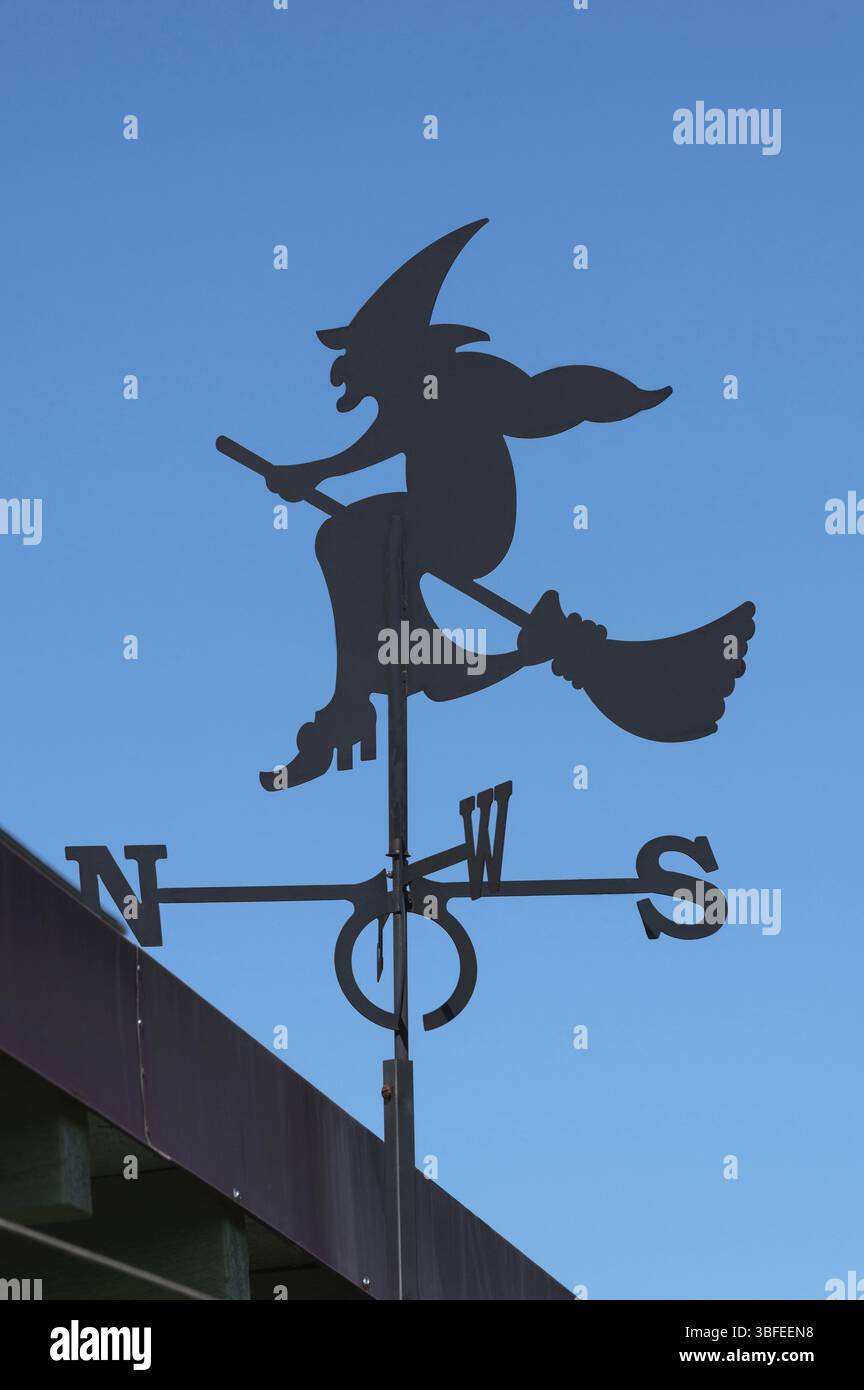 Metallhexe mit Besen auf einer Windrose bei Ettensberg, einem Bezirk von Weitnau, Allgäuer, Schwaben, Bayern, Deutschland, Europa Stockfoto