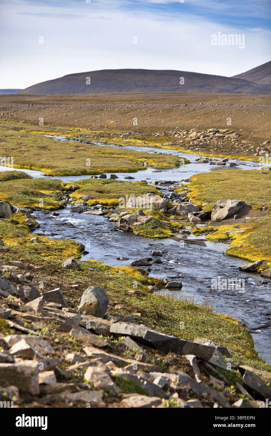 Summer Island Landschaft mit Fluss, Berge und strahlend blauer Himmel Stockfoto