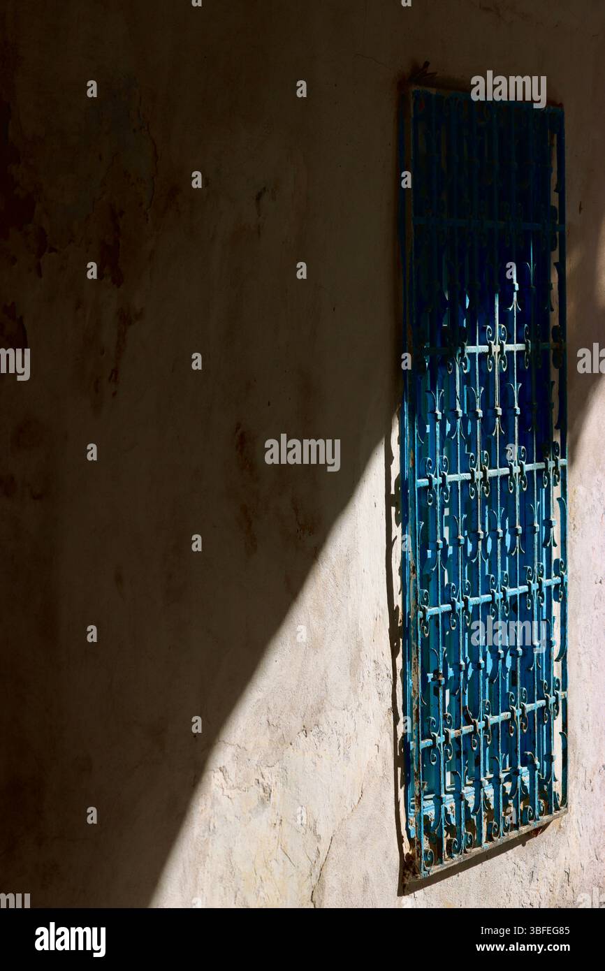 Alter blauer Fensterschutz in Kairouan, Tunesien, Afrika Stockfoto