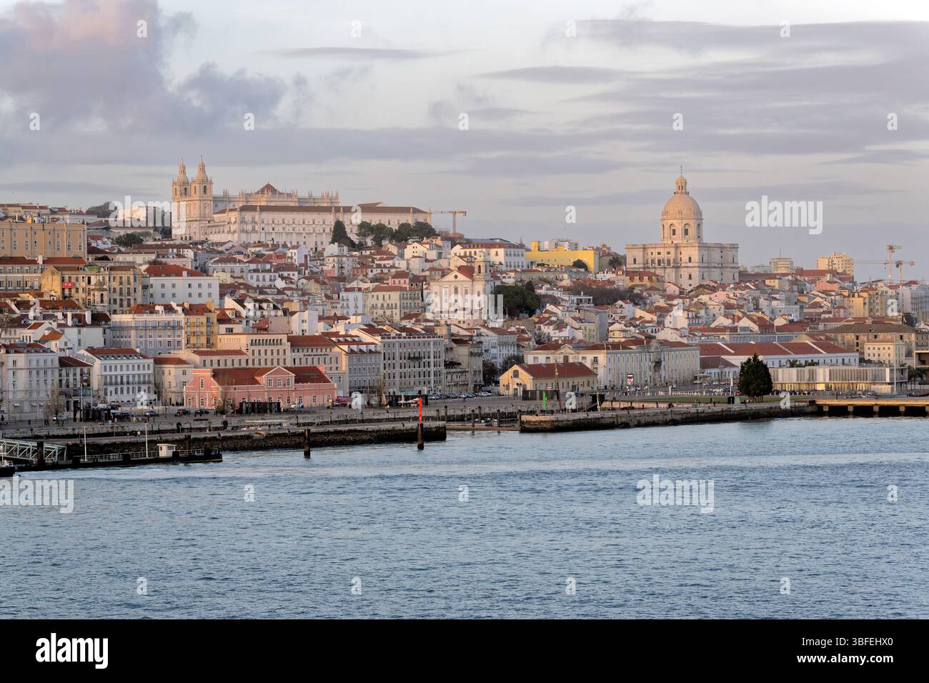 Die Skulptur Denkmal der Entdeckungen zeigt das portugiesische Zeitalter der Entdeckung Stockfoto