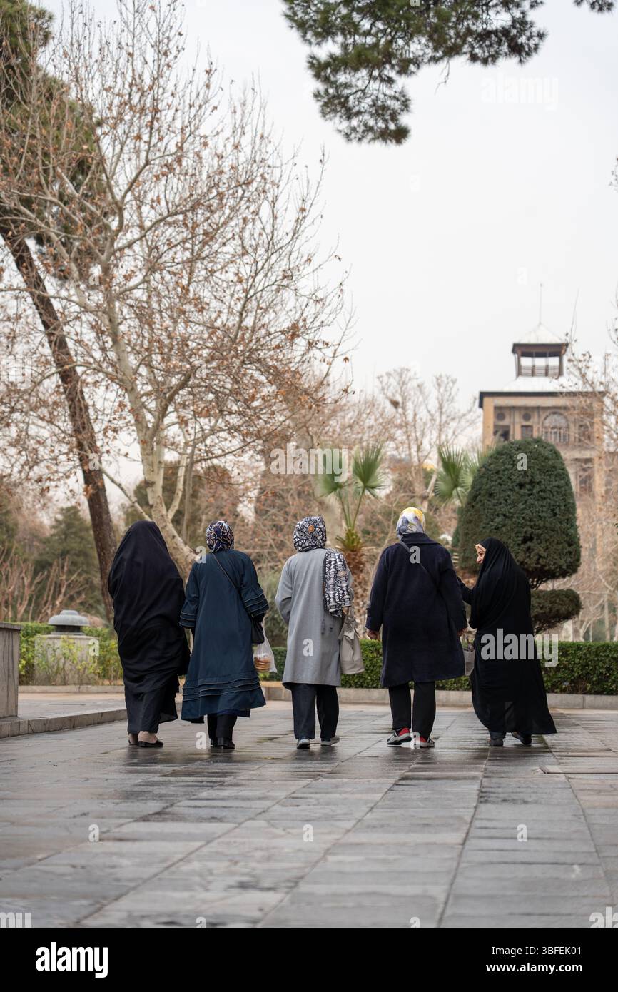 Teheran, Iran - 12. November 2023: Gruppe iranischer Frauen, die durch das Palastgelände spazieren Stockfoto