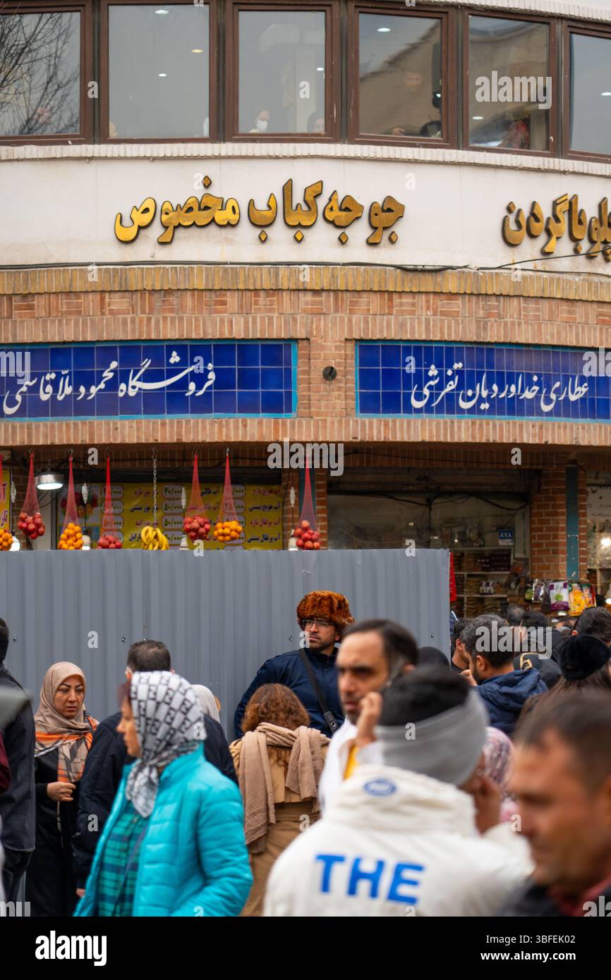 Teheran, Iran – 12. November 2023: Menschenmassen versammeln sich in einem lokalen Restaurant und Markt in Teheran Stockfoto