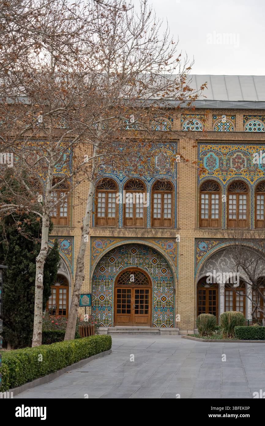 Teheran, Iran - 12. November 2023: Historische Fassade des Golestan Palace mit komplexen persischen Fliesen Stockfoto