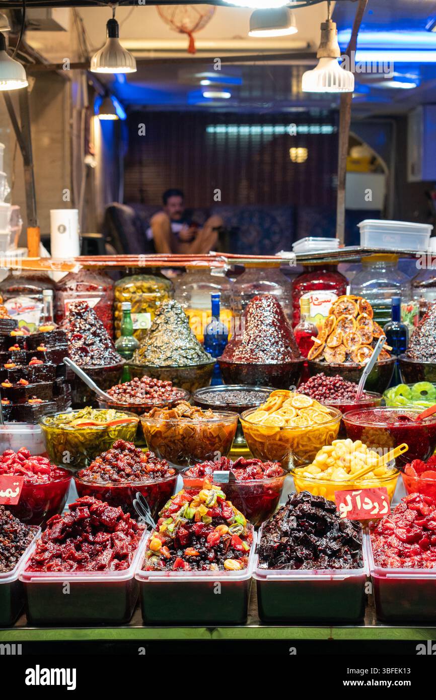 Teheran, Iran - 12. November 2023: Iranischer Händler mit eingelegtem Obst und Gemüse Stockfoto