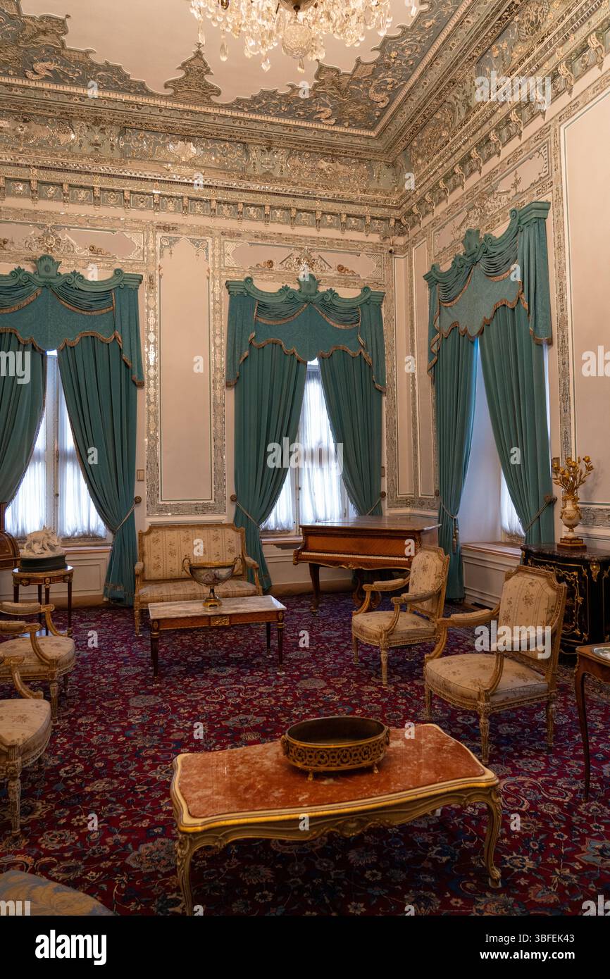 Teheran, Iran - 12. November 2023: Luxuriös eingerichtetes Zimmer mit Vintage-Möbeln und Vorhängen in Petrol Stockfoto