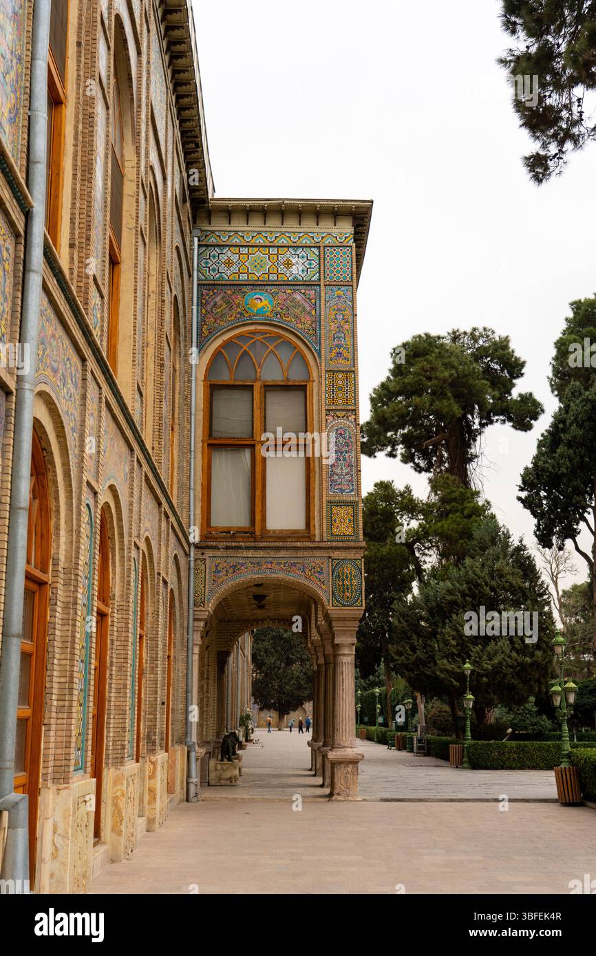 Teheran, Iran - 12. November 2023: Bogengang und gekachelte Säulen im Golestan Palace mit Grün Stockfoto