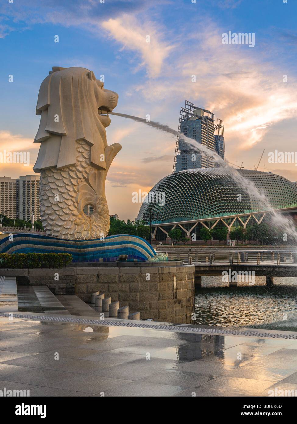 21. Mai 2016: merlion Statue im merlion Park in der Marina Bay von singapur. Merlion ist das nationale Symbol Singapurs, das als Fabelwesen dargestellt wird Stockfoto