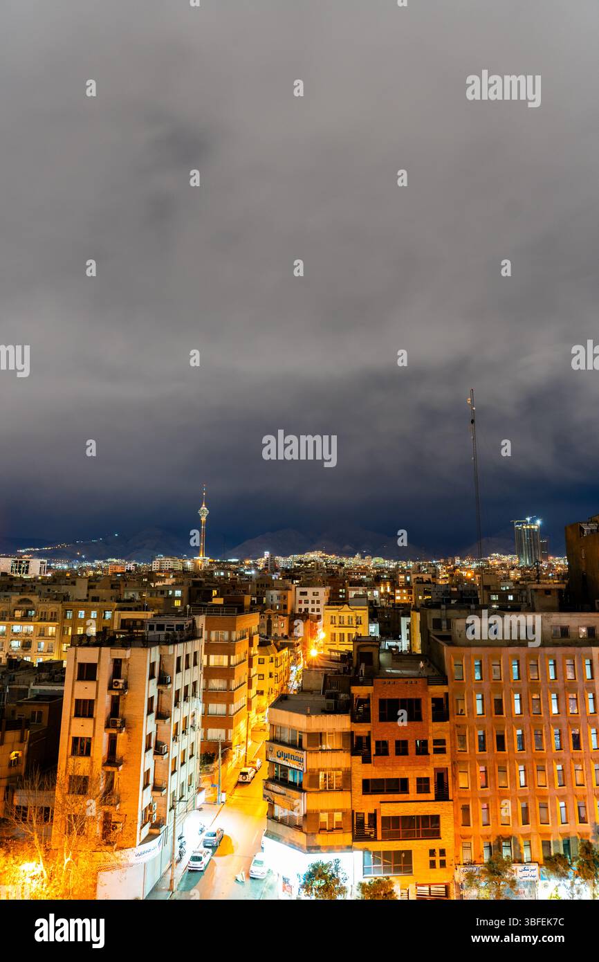 Teheran, Iran - 12. November 2023: Weite Sicht auf die Stadt Teheran bei Nacht mit Milad Tower und Skyline Stockfoto