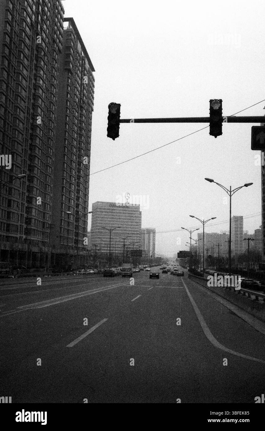 Blick auf die Wangjing Street mit Daimler Building in Haze Stockfoto