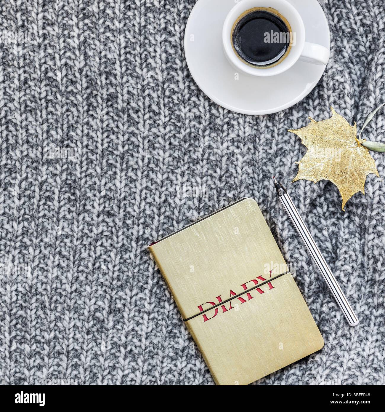 Kreative square Herbst flach overhead Draufsicht stilvolle Home Arbeitsbereich mit Notebook Kaffee Tasse gemütlichen grau gestrickt plaid Background Copy space. Fallen Stockfoto