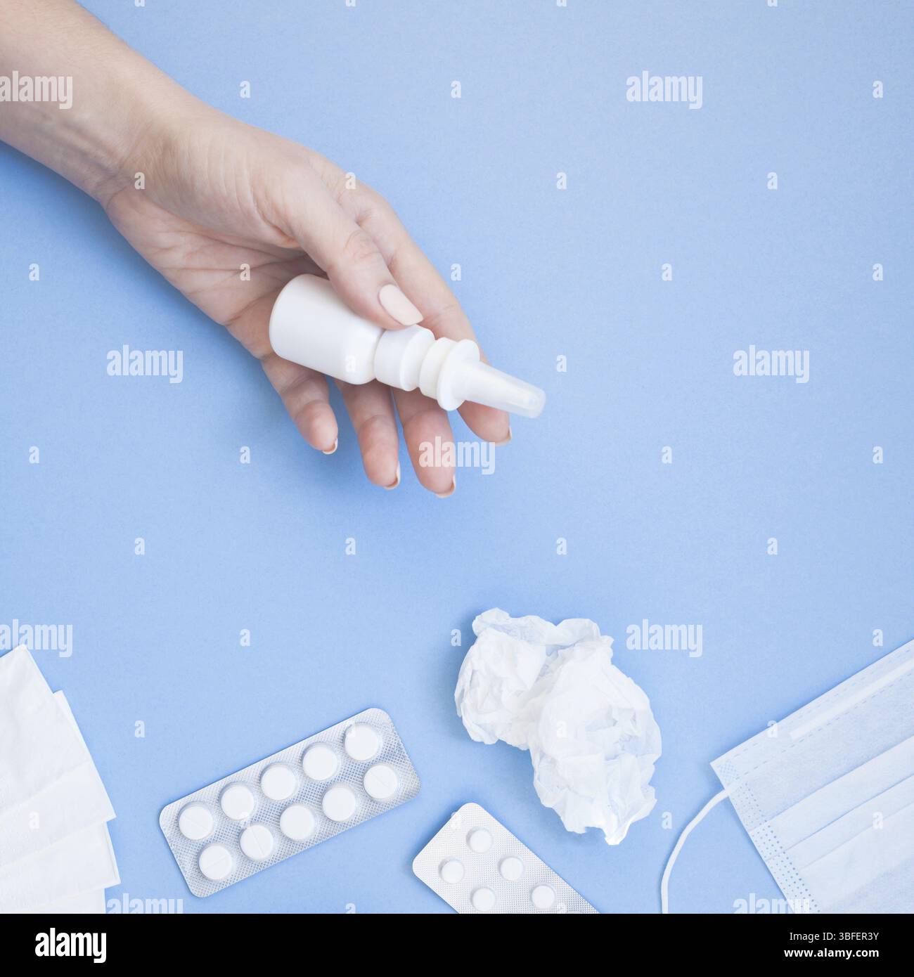 Kreative flach Konzept der saisonale Frühling Allergie mit Servietten, Pillen, Gesichtsmaske, Tropfen in einer Flasche und eine weibliche Hand mit Platz kopieren Raum backgr Stockfoto