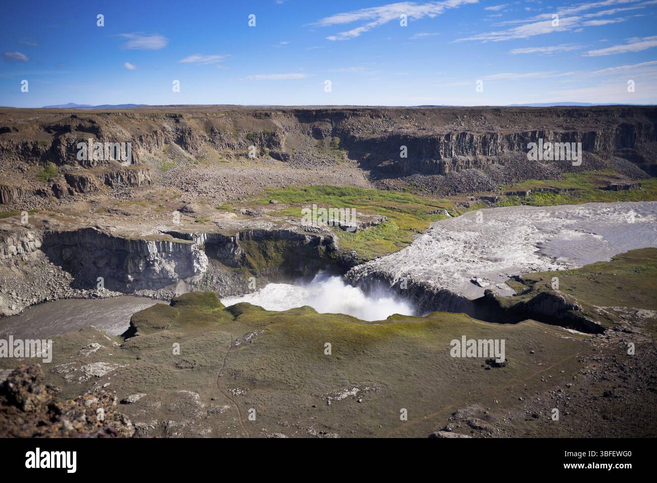 Wasserfall Dettifoss in Island unter einem strahlend blauen Himmel. Horizontalen Schuss Stockfoto