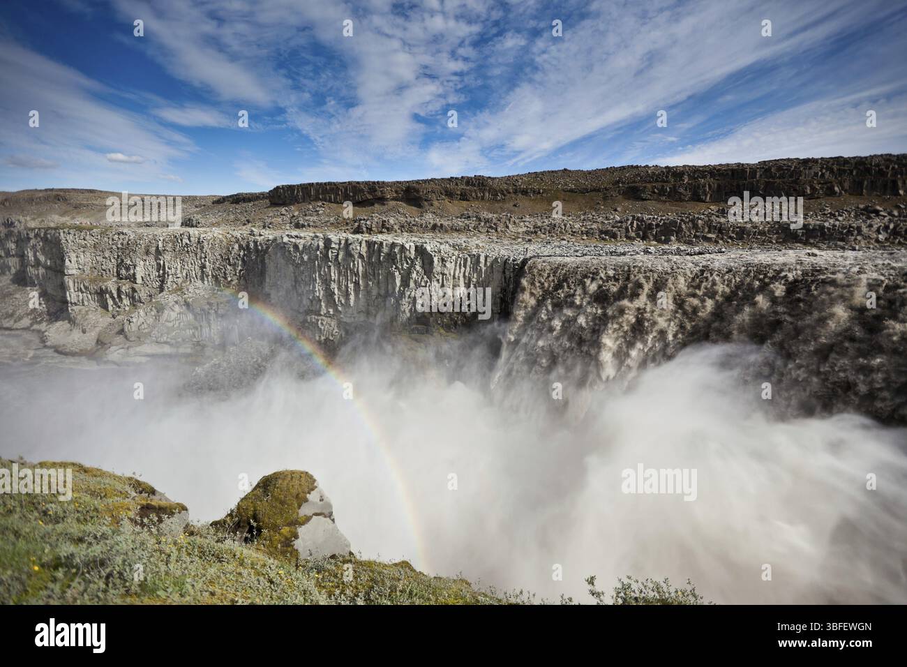 Wasserfall Dettifoss in Island unter einem blauen Himmel mit Wolken. Horizontalen Schuss Stockfoto