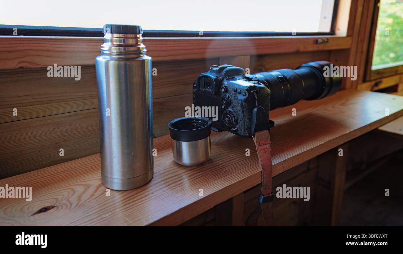 Machen Sie eine Pause, heißer Kaffee und Tierfotografie, Vogelhäute, Hauxley Nature Reserve, Northumberland 2025 Stockfoto