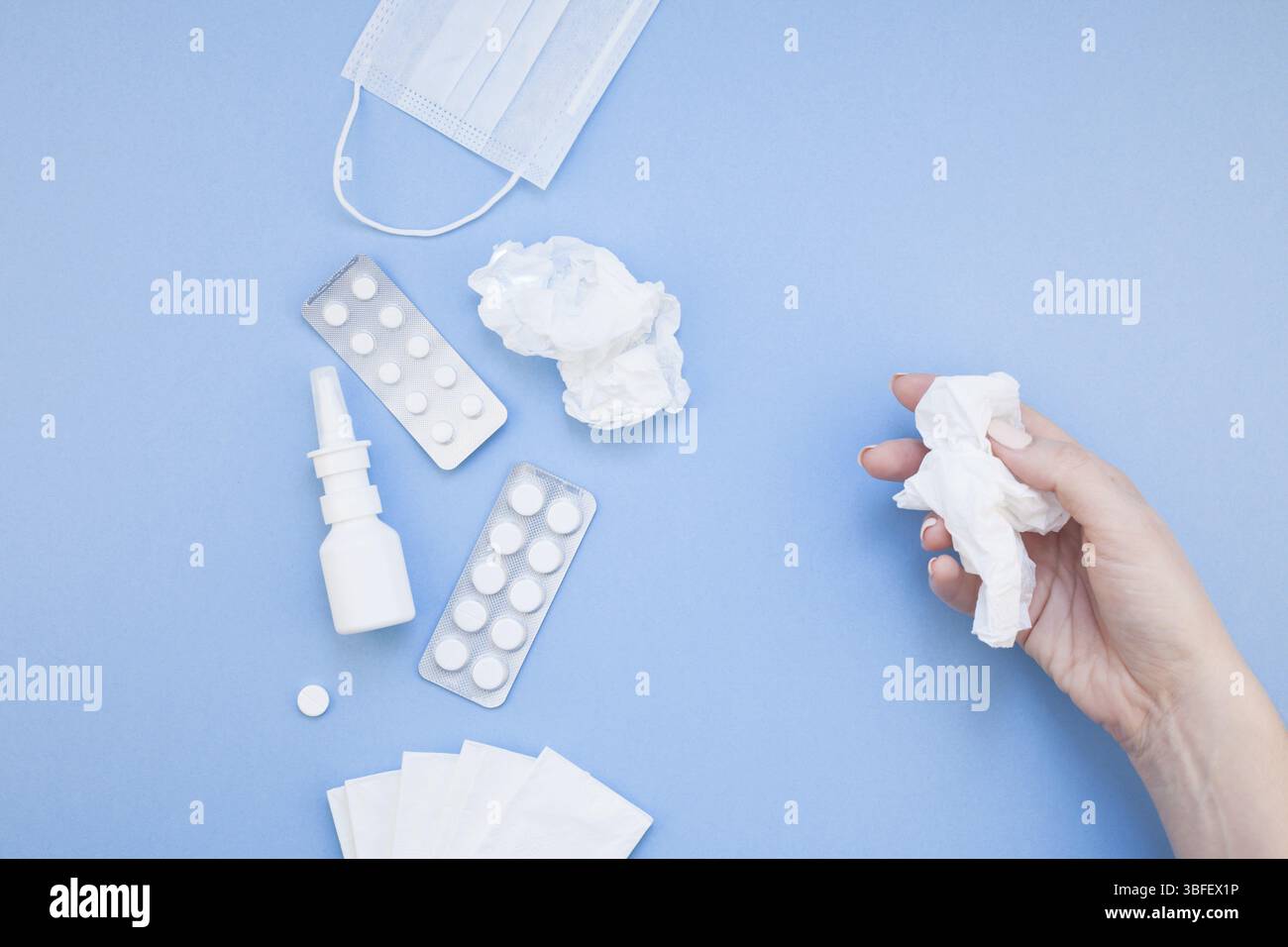 Kreative flach Konzept der saisonale Frühling Allergie mit Servietten, Pillen, Gesichtsmaske, Tropfen in einer Flasche und eine weibliche Hand mit Kopie Raum Hintergrund mi Stockfoto