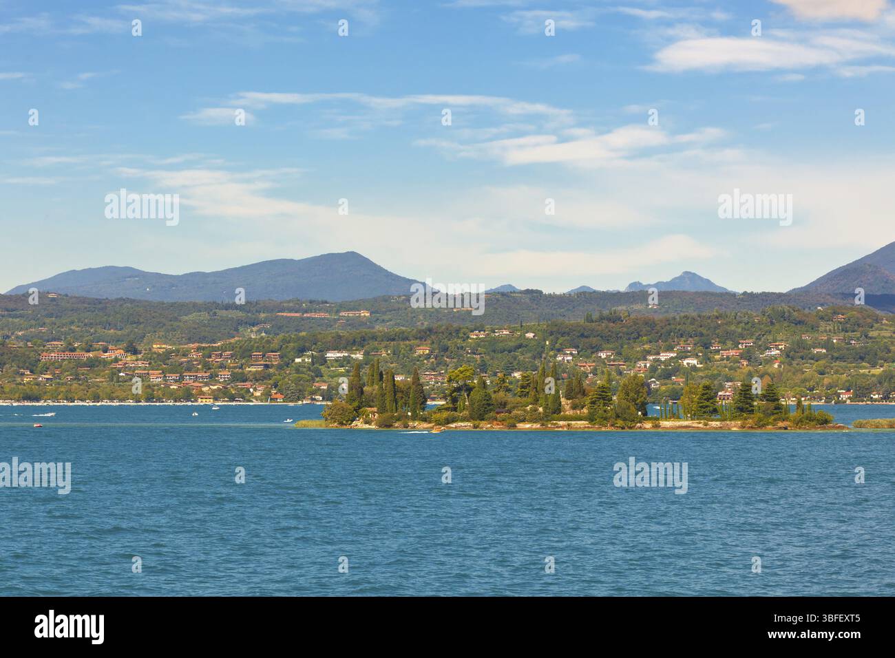 Blick auf den Gardasee in Italien. Helle Sommeraufnahme Stockfoto